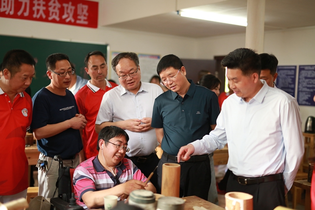 重慶市殘聯(lián)理事長(zhǎng)趙如均赴大足區(qū)調(diào)研殘疾人事業(yè)發(fā)展，關(guān)注手工藝品產(chǎn)業(yè)賦能就業(yè)新路徑